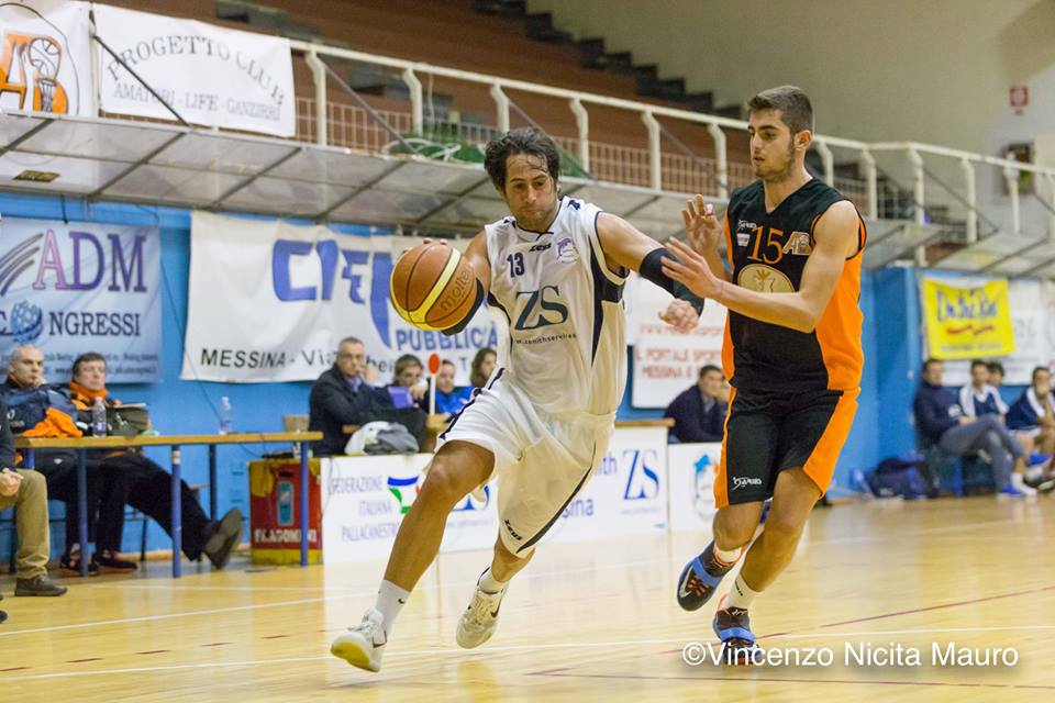 Claudio Cordaro (Amatori Basket Messina) difende su Vittorio Soldatesca (Gruppo Zenith Messina)