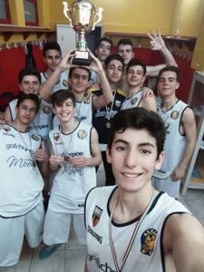 I sorrisi dei neo campioni regionali under 16 del Basket Barcellona