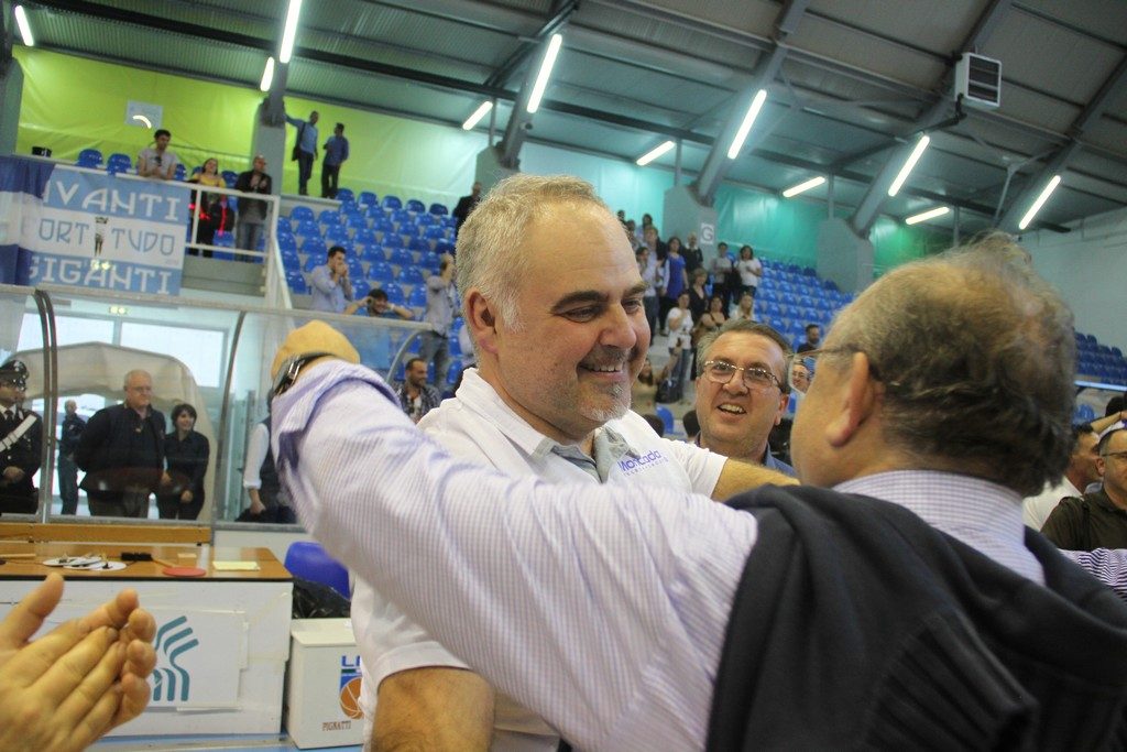 Coach Franco Ciani abbracciato dal presidente Salvatore Moncada
