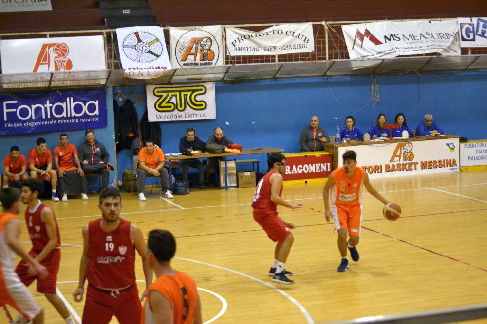 Mondello (Amatori Basket Messina) in azione