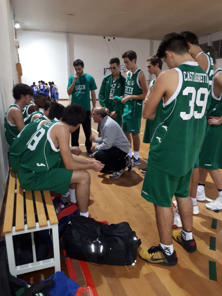 Piero Musumeci e la formazione U18 del Green Basket