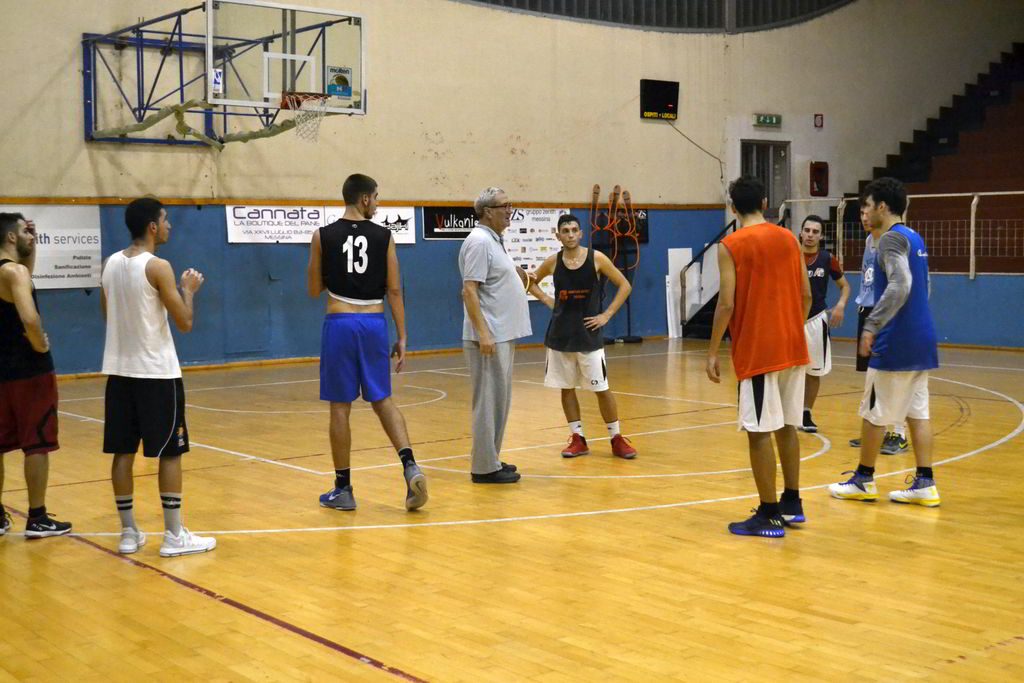 Coach Anselmo a lavoro con l'Amatori Basket Messina