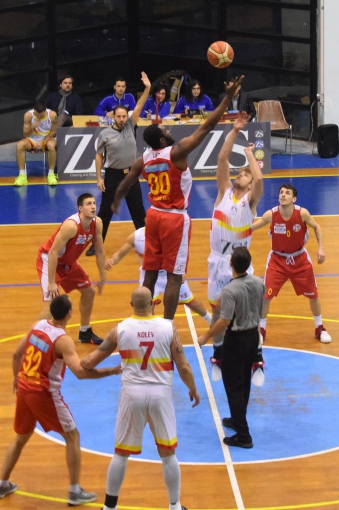 Palla a due fra Basket School Messina e Orsa Barcellona