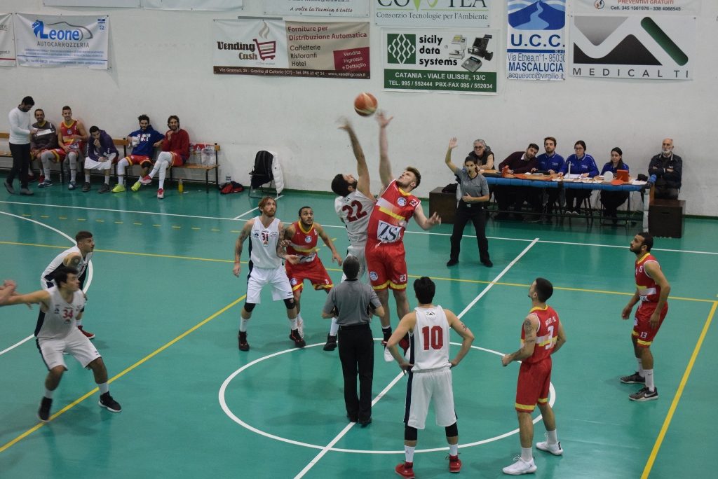 Gravina - Basket School, palla a due