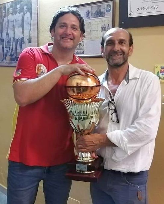 Coach Beto Manzo e Carmelo Caruso con la coppa di campioni C Silver Sicilia 2021